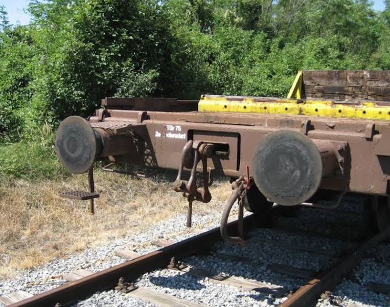 Railway traffic disrupted caused by wagon pipe broken | मालगाडीचा वॅगन पाईप तुटल्यामुळे रेल्वे वाहतूक विस्कळीत