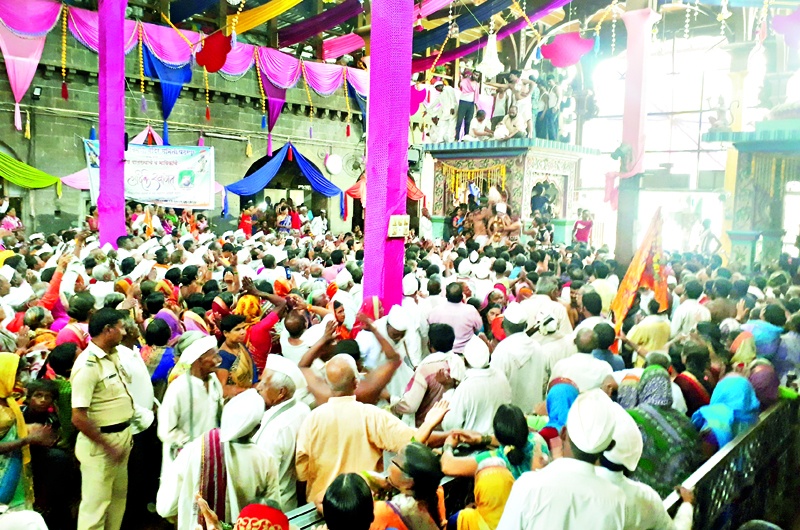 Due to the Mahadwar road, the Ashadhi Vari of Pandharpur concludes | महाद्वार काल्याने पंढरपुरातील आषाढी वारीची सांगता