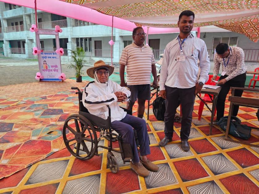 Alibaug At the age of 93 senior lawyer Adv Gopal Limaye exercised his right to vote | अलिबाग : ९३ व्या वर्षी ज्येष्ठ विधीज्ञ ॲड गोपाळ लिमये यांनी बजावला मतदानाचा हक्क