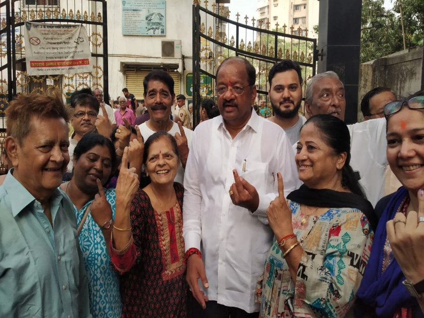 Lok Sabha Election 2019 Mumbai North candidate Gopal Shetty | Lok Sabha Election 2019 : गोपाळ शेट्टी यांनी कुटुंबीयांसह बजावला मतदानाचा हक्क