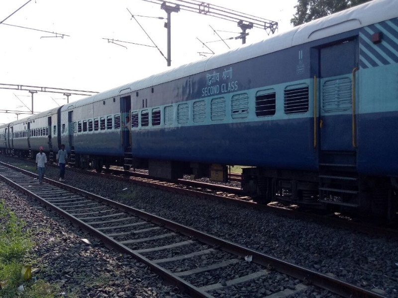 The train was run 28 hours late; pune-gorakhpur passenger annoyed | नावाची पाटी नसलेली 'अशी'ही रेल्वे धावली २८ तास उशिरा!