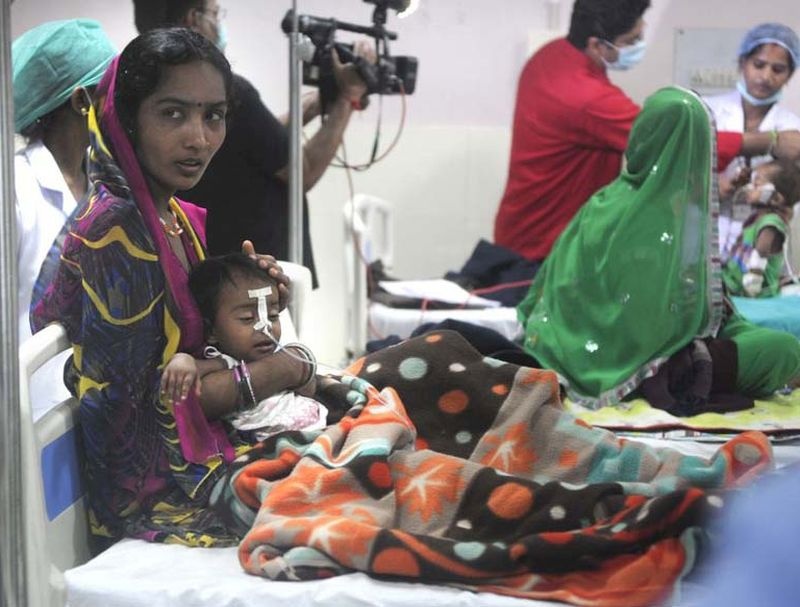 Uttar Pradesh Gorakhpur rescues child maternal uncle, 49 children die due to oxygen | उत्तर प्रदेशात गोरखपूर बालमृत्यूकांडाची पुनरावृत्ती, ऑक्सिजनअभावी 49 चिमुरड्यांचा मृत्यू