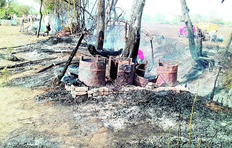 Cold fire at Sangrampur; Two lakh losses | संग्रामपूर येथे गोठय़ाला आग; दोन लाखाचे नुकसान