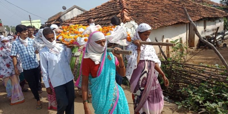 Last rituals for mother by the girls; in Chandrapur district | आईच्या पार्थिवाला मुलींनीच दिला खांदा; चंद्रपूर जिल्ह्यातील वस्तुपाठ