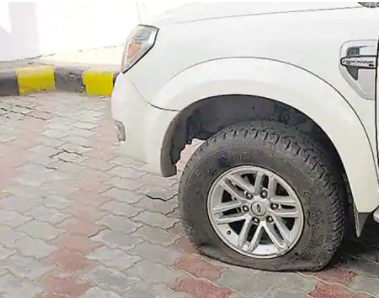 Removed air from the wheels of five government vehicles | पाच शासकीय वाहनांच्या चाकातील हवा काढली