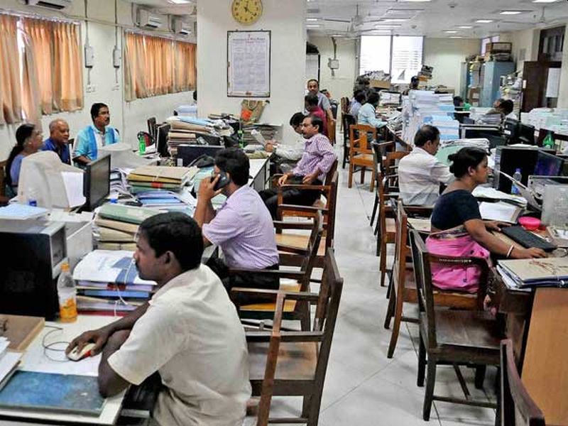CoronaVirus News : Maharashtra government's guideline for its employees rkp | राज्यातील सरकारी कार्यालयं टप्प्या-टप्प्यानं सुरू होणार, कर्मचाऱ्यांसाठी नियमावली जाहीर