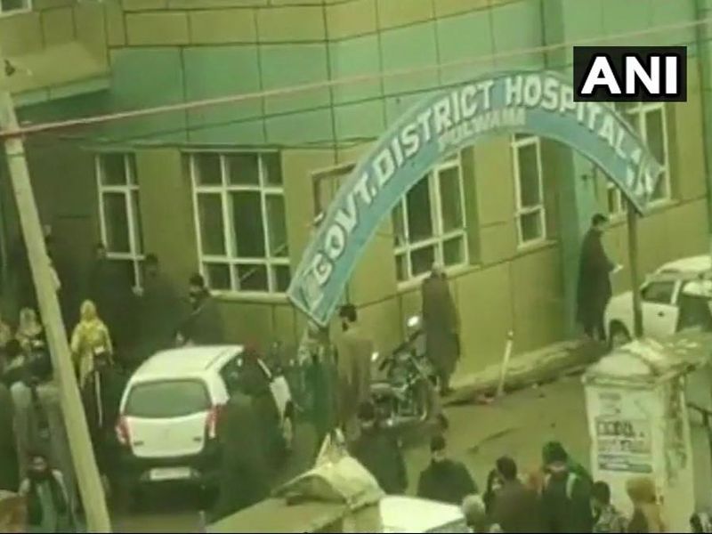 Jammu Kashmir: 10 students injured in blast in private school | जम्मू काश्मीर : पुलवामा येथील खासगी शाळेत स्फोट, 10 विद्यार्थी जखमी 