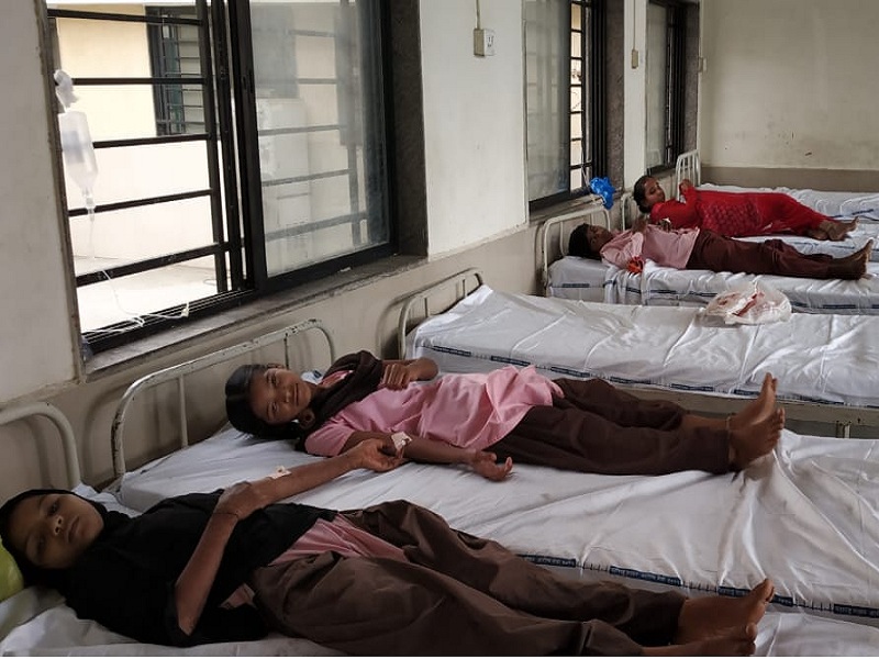 Students suffering from nausea, vomiting trouble after GOVER-RUBLA vaccine in Akhada Balapur | आखाडा बाळापुरमध्ये गोवर-रूबेलाची लस घेतलेल्या विद्यार्थ्यांना मळमळ,उलट्यांचा त्रास