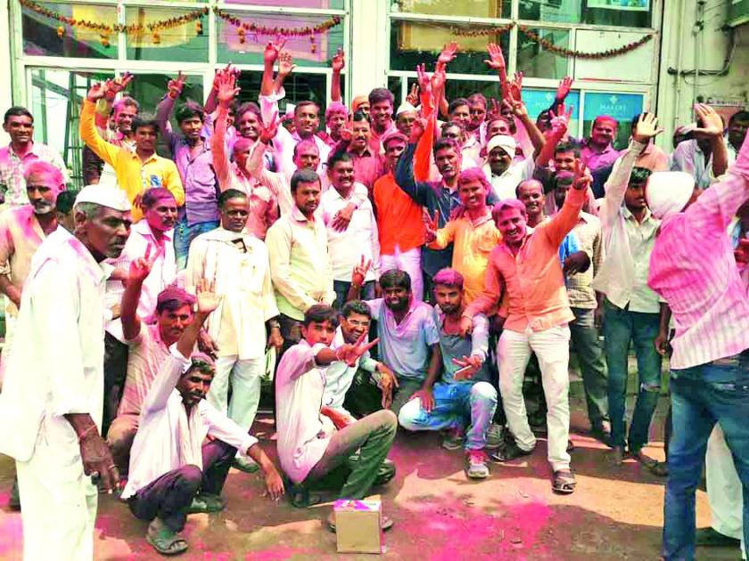 Lonar: Agitation of youth on the Gram Panchayat | लोणार : ग्राम पंचायतवर तरुणाईचा झेंडा 