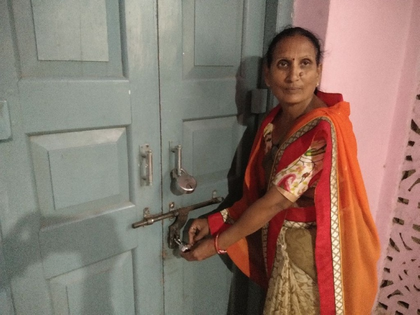 child's hunger strike evicted, angry mother knocks Gram Panchayat locked | मुलाचे उपोषण बेदखल, संतप्त आईने ठोकले ग्रामपंचायतीला कुलूप
