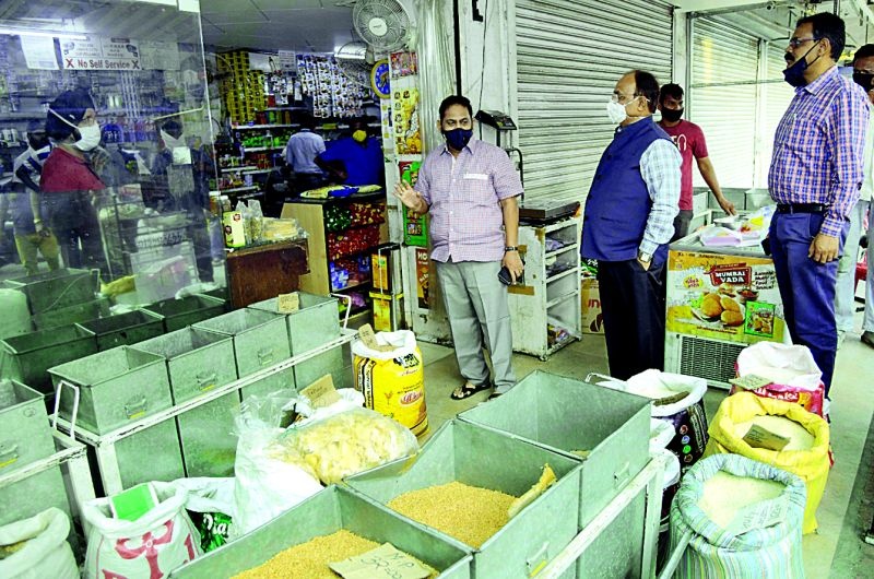 Availability of essential commodities in the market in Nagpur, Guardian Minister inspected | नागपुरातील बाजारपेठेत जीवनावश्यक वस्तूंची उपलब्धता, पालकमंत्र्यांनी केली पाहणी 