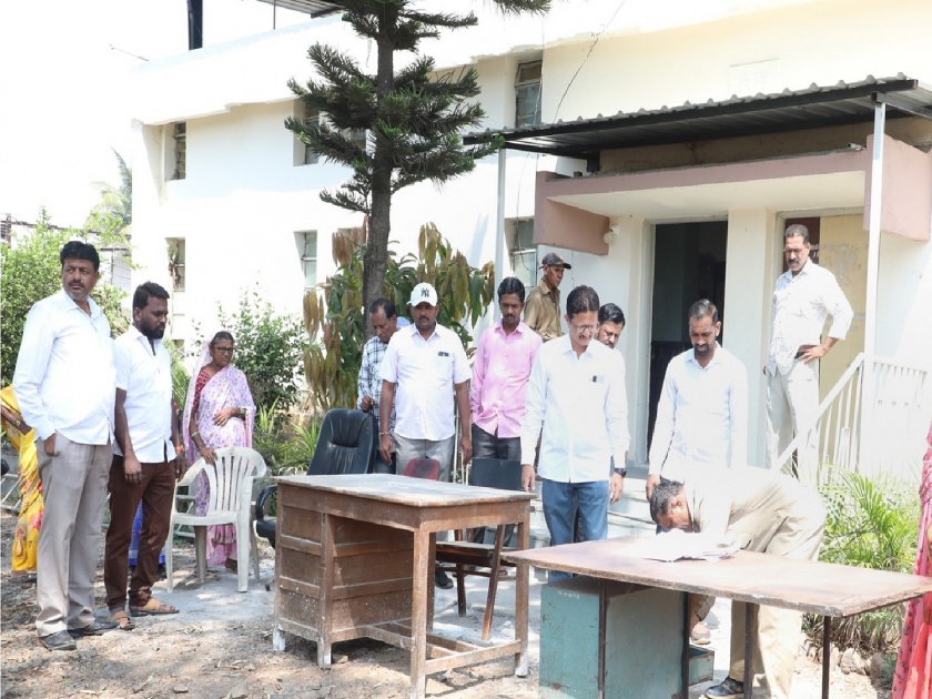 Mangaon Gram Panchayat seizes electricity distribution office materials due to arrears in Kolhapur | Kolhapur: थकबाकीपोटी माणगाव ग्रामपंचायतींने वीजवितरण कार्यालयाचे साहित्य केले जप्त