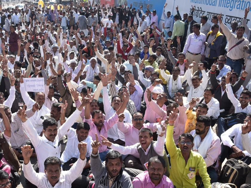 Part-time decision about Gram rojgar sevak should be discontinue : Morcha on Vidhimandal | ग्रामरोजगार सेवकांचा अर्धवेळ निर्णय रद्द करा : विधिमंडळावर मोर्चा