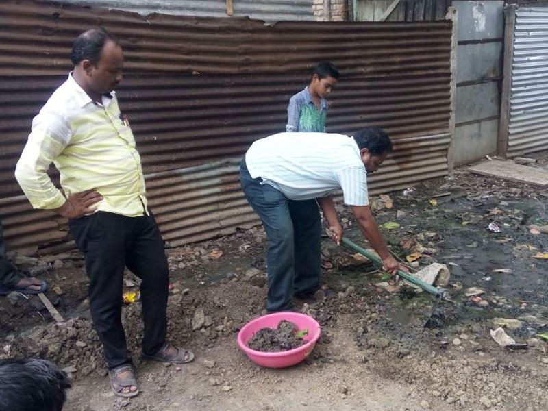 The result of the development of cleanliness and cleaning workers is done by the Rural Development Officer | ग्रामविकास अधिका-यानेच केली स्वच्छता, सफाई कामगार स्वच्छता करीत नसल्याचा परिणाम