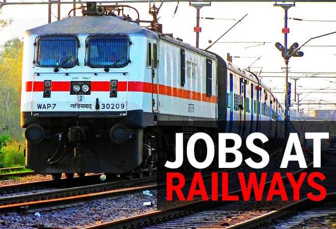 The temptation to work for the railway is to save three and a half lakhs | रेल्वेत नोकरीच्या प्रलोभनाने साडेतीन लाखांना गंडा