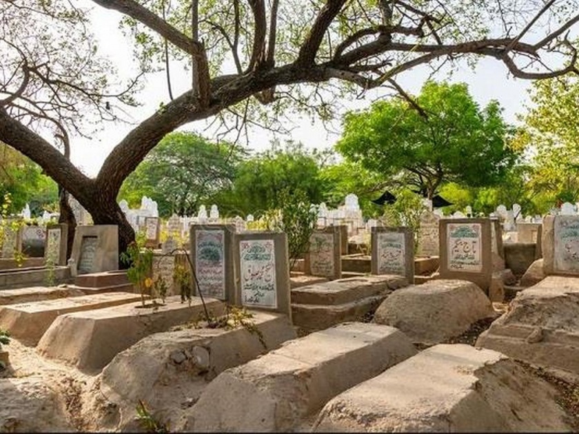 Board at Bhiwandi cemetery as there is no place for burial | CoronaVirus News : दफनविधीसाठी जागा नसल्याचे भिवंडीच्या कब्रस्थानात बोर्ड