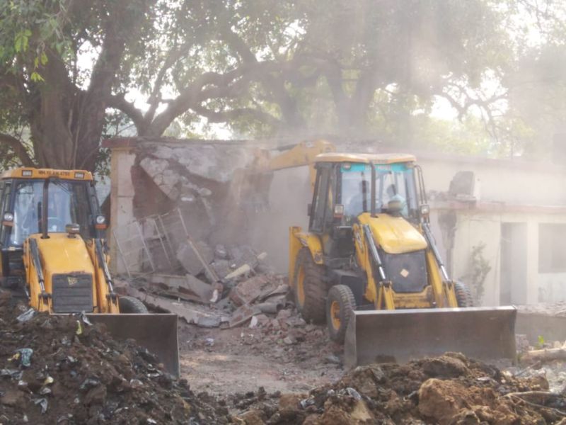 Construction of GRP in Bhusawal 50-year-old building finally collapsed | भुसावळ येथे जीआरपीची ५० वर्र्षांपूर्वीची इमारत अखेर जमीनदोस्त