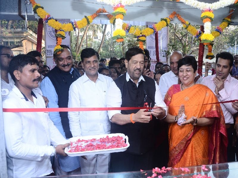 Girish Bapat inaugurated the first Generic Medicin stores in Versova | वर्सोव्यातील पहिल्या जेनेरिक मेडिसीन स्टोअर्सचे गिरीष बापट यांच्या हस्ते उद्घाटन