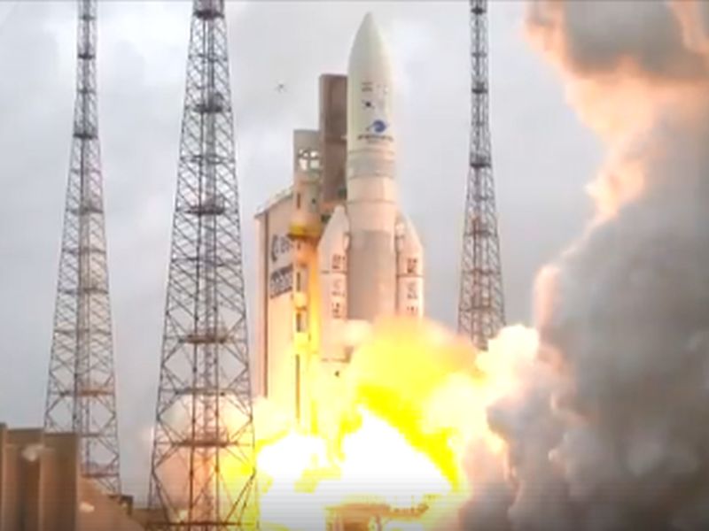 Successful launch of India's most weighted GSAT-11 satellite | भारताच्या सर्वात 'वजनदार' GSAT-11 उपग्रहाचे यशस्वी प्रक्षेपण, इंटरनेट स्पीडमध्ये येणार क्रांती