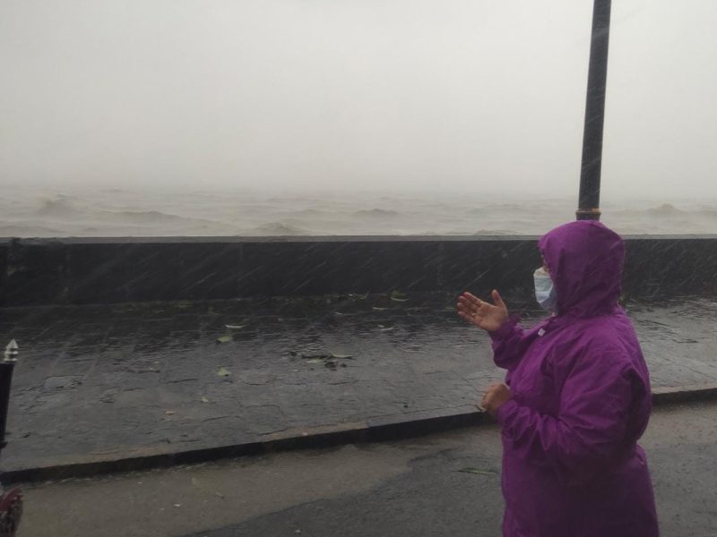 Cyclone Tauktae Updates: Cyclone Tauktae has been raining heavily in Mumbai since this morning. | Cyclone Tauktae Updates: चक्रीवादळामुळे मुंबापुरी स्लो ट्रॅकवर; वादळी पावसामुळे मुंबईकरांना भरतेय धडकी