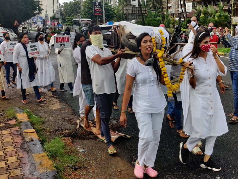 Novel protest by mahila congress against fuel price hike | इंधन दरवाढ प्रकरणी महिला काँग्रेसचे तिरडी आंदोलन