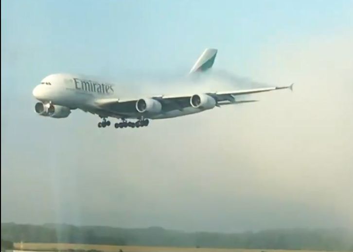 Video: Thrill ... No runway visible; Aircraft landed safely through the cloud | Video : थरार...धावपट्टी दिसली नाही; तरीही ढगातून सुरक्षित उतरविले विमान