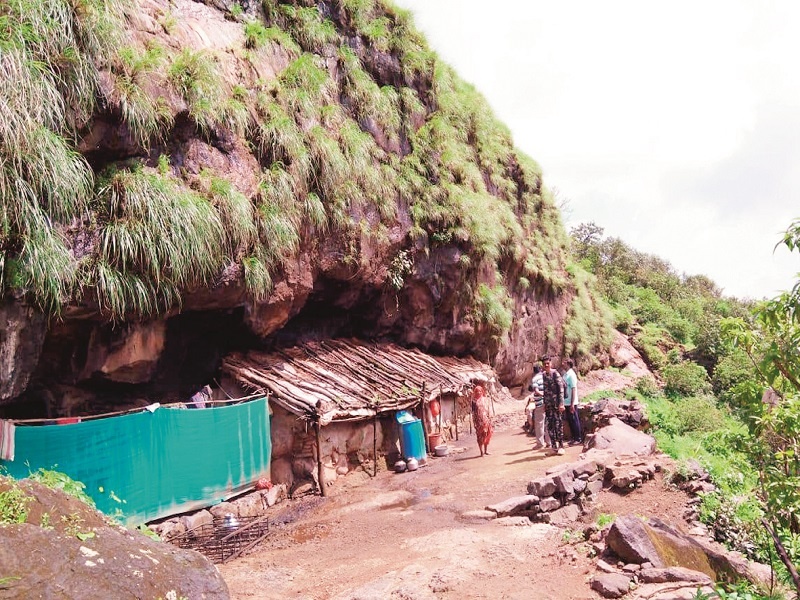 Two generations lived in the caves | दोन पिढ्या गुहेत राहणा-यांना मिळाले घर