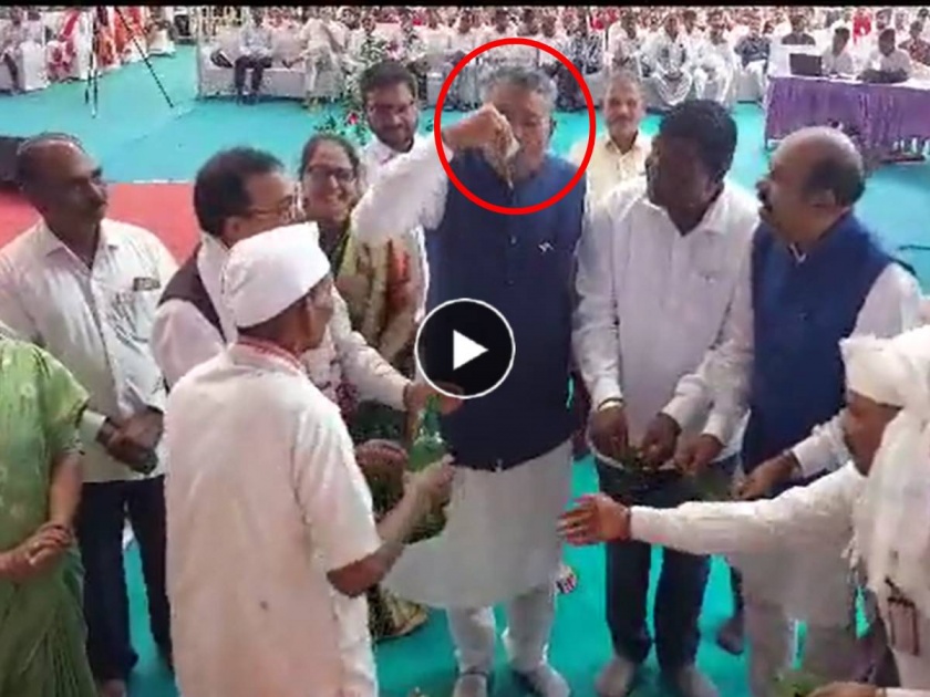 gujarat cabinet minister raghavji patel drunk liquor video goes viral on social media | Video: गुजरातच्या कॅबिनेट मंत्र्याने चरणामृत समजून प्यायली दारू, चूक लक्षात येताच...