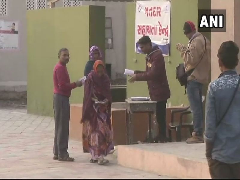 The referendum starts at six polling stations in Gujarat | गुजरातमधील सहा मतदान केंद्रांवर फेरमतदानाला सुरुवात
