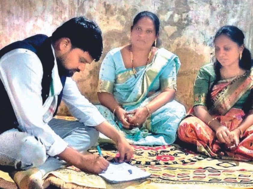 Gujarat Lok Sabha Election 2024: No entry for the candidate husband in the constituency, two wives campaigned against the rival BJP candidate | उमेदवार पतीला मतदारसंघात नो एंट्री, प्रतिस्पर्धी भाजपा उमेवाराविरोधात प्रचारात उतरल्या दोन पत्नी  