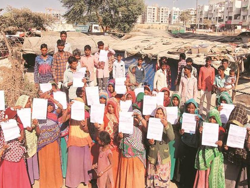 Ahead of us president Donald Trump visit 45 families in Gujarat slum gets eviction notices | Donald Trump's India Visit : डोनाल्ड ट्रम्प यांच्या दौऱ्याआधी ४५ कुटुंबांना घरं रिकामी करण्याचे आदेश