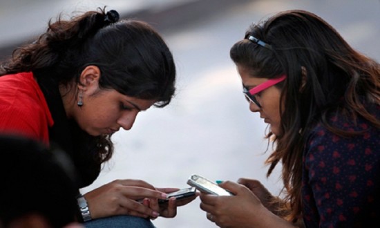 Open discussion: Is mobile ban on girls is right thing? Readers' opinions | खुली चर्चा : मुलींना मोबाइल बंदी समर्थनीय आहे का? जाणा वाचकांची मते