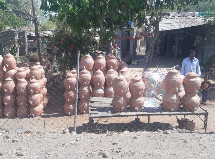 Gujarat's water pots in Washim | गुजरातमधील माठ वाशिम शहरात 