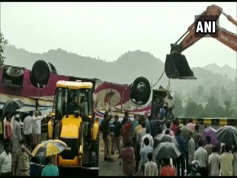 18 killed, 30 injured in bus mishap in Gujarat | गुजरातमध्ये बसच्या अपघतात 18 जणांचा मृत्यू, 30 जण जखमी