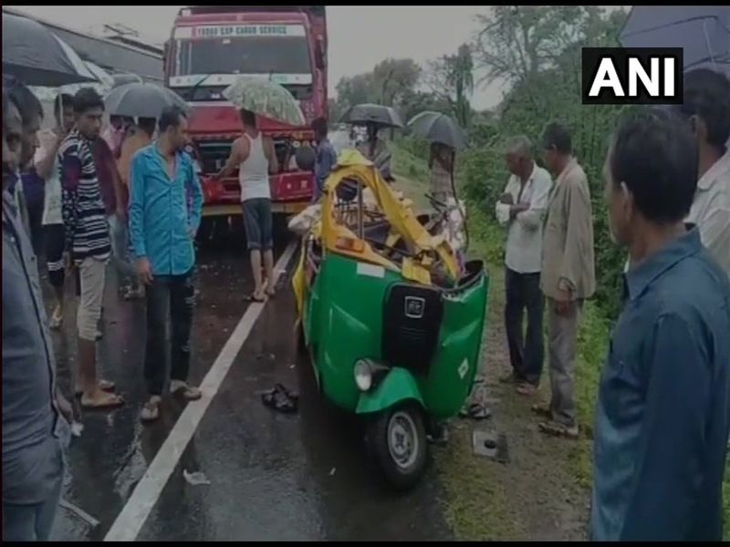 5 died in road accident between auto rickshaw and truck in gujarat | गुजरातमध्ये रिक्षा आणि ट्रकचा भीषण अपघात, 5 जणांचा मृत्यू