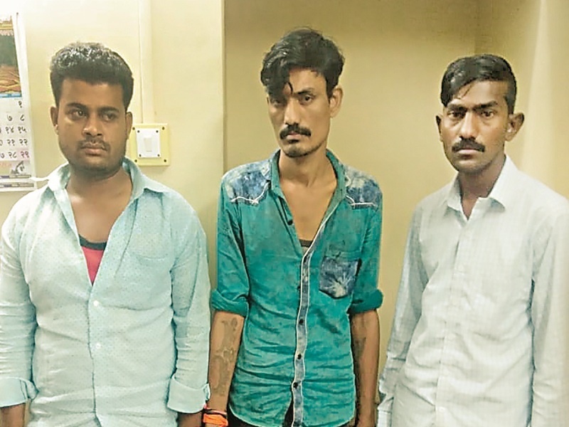 three arrested in loot case at Aurangabad | गावठी कट्टा डोक्याला लावून मजुरास लुटणारे त्रिकूट अटकेत
