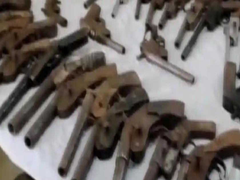 In the wake of the Lok Sabha elections 4,307 weapons have been seized by the police in Ratnagiri district | लोकसभा निवडणुकीच्या पार्श्वभूमीवर रत्नागिरी जिल्ह्यात ४,३०७ शस्त्रे पोलिसांच्या ताब्यात