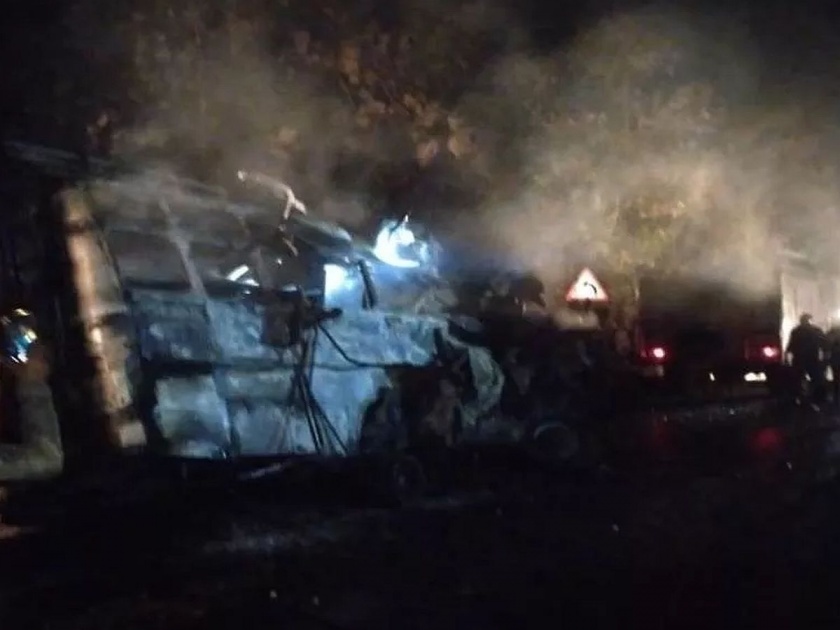 Guna Bus Accident: Horrible accident in Guna, bus catches fire after hitting dumper, 13 people burnt to death | गुनामध्ये भीषण अपघात, डंपरवर धडकून बसने घेतला पेट, १३ जणांचा जळून मृत्यू 