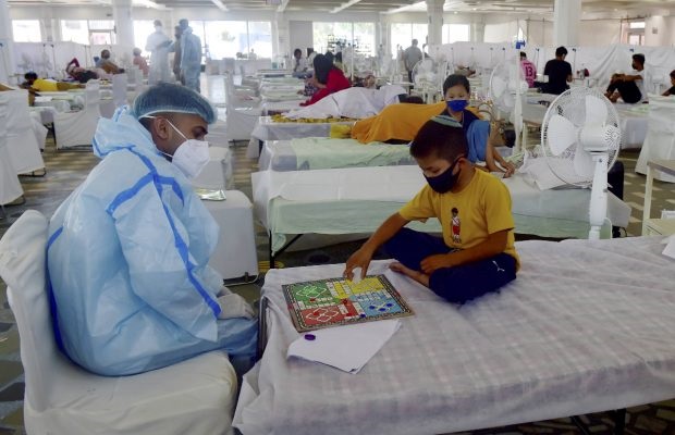Positive patients from Solapur district are required to be admitted in Kovid Center | सोलापूर जिल्ह्यातील पॉझिटिव्ह रुग्णांना कोविड सेंटरमध्ये दाखल होणे बंधनकारक