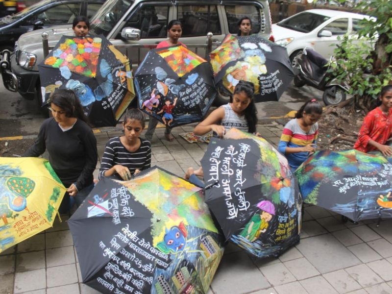 Children's unique initiative to spread awareness about the message, public awareness through the umbrellas | छत्र्यांच्या माध्यमातून दिला मुंबईकरांना संदेश, जनजागृतीसाठी मुलांचा अनोखा उपक्रम