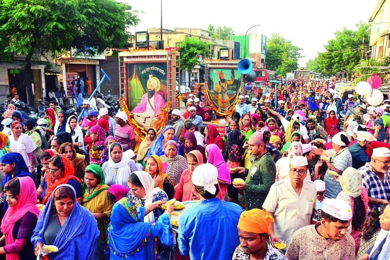 On the eve of Shri Gurunanak Prakash Parva Kalgidhar Satsang's procession | नागपुरात श्री गुरूनानक प्रकाशपर्वावर कलगीधर सत्संग मंडळातर्फे शोभायात्रा