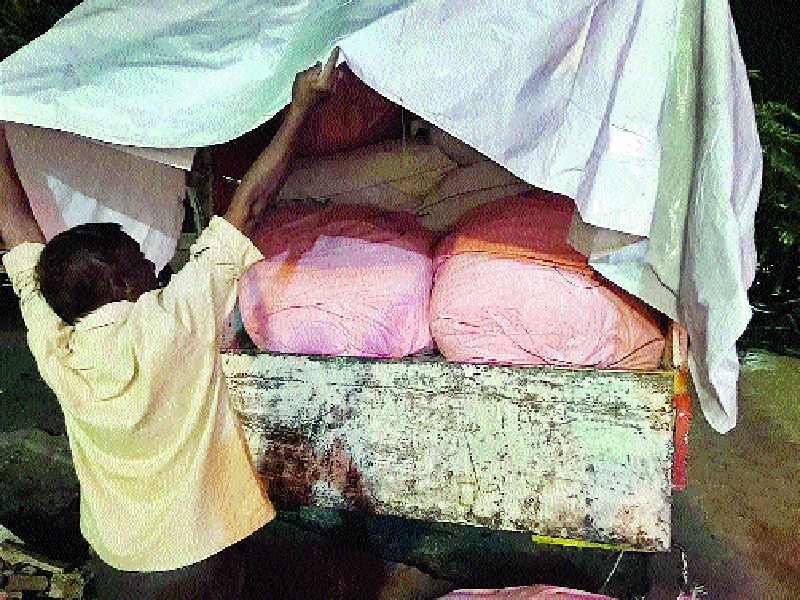 Nanded caught a gutka of Rs 8 lakh in the city | नांदेड शहरात साडेआठ लाखांचा गुटखा पकडला