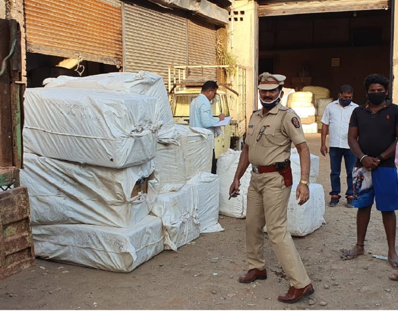 Gutkha worth Rs 25 lakh seized in Aurangabad; Crime against a transportation company | औरंगाबादमध्ये २५ लाख रुपयांचा गुटखा जप्त; वाहतूक कंपनीविरुद्ध गुन्हा 