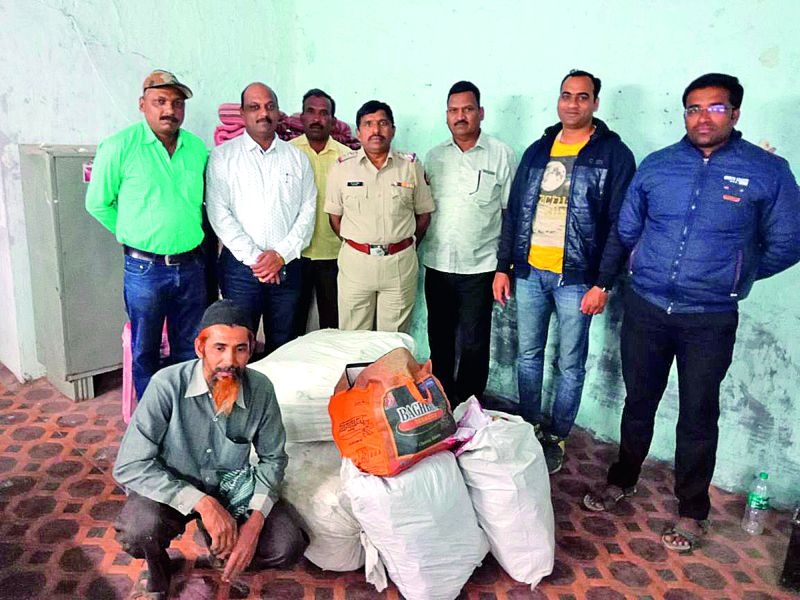 Karanja police caught a gutka of 1.15 lakhs! | कारंजा पोलिसांनी १.१५ लाखांचा गुटखा पकडला!