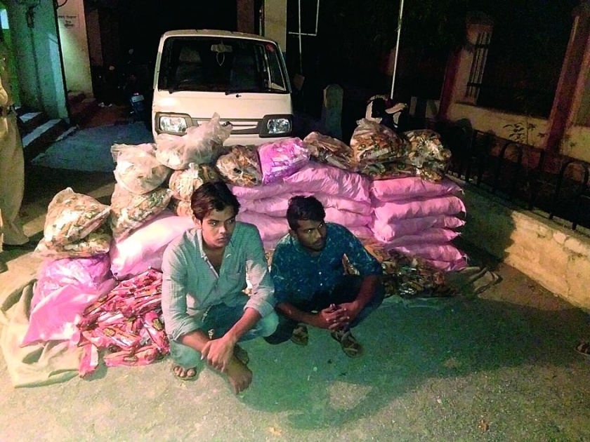 Two lakhs of gutka seized from the car | कारमधून दोन लाखाचा गुटखा जप्त