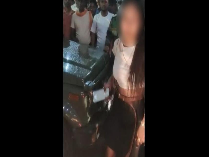 Gwalior drunk girl stopped army gypsy kicked and broke headlight | नशेत फूल टल्ली असलेल्या मॉडलने भर रस्त्यात घातला धिंगाणा, सेनेच्या जिप्सीचंही केलं नुकसान
