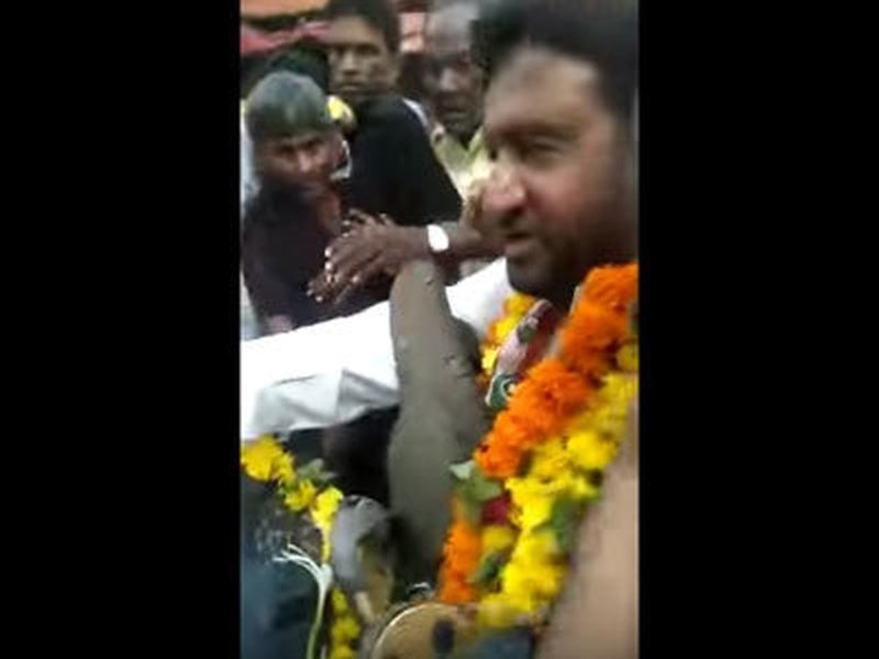VIDEO: A person welcomed the Congress candidate in Ahmedabad by throwing a slap on his face | VIDEO: अहमदाबादमध्ये काँग्रेस आमदाराचं चपलांचा हार घालून केलं स्वागत