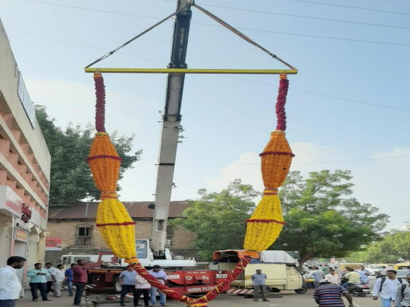 500 kg flower necklace for Ajit Pawar; amazing 'power' presentation | अजित पवारांसाठी 500 किलोंचा हार; बारामतीत हटके 'शक्ति'प्रदर्शन