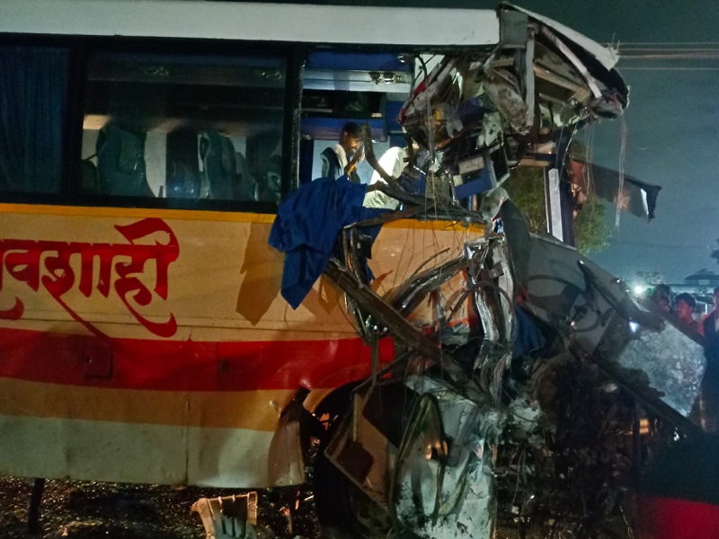 Shivshahi st bus and container mishap at Uruli Devachi; One passenger was killed on the spot | पुणे: उरूळी देवाची येथे शिवशाही बस आणि कंटेनरचा भीषण अपघात; एक प्रवासी जागीच ठार