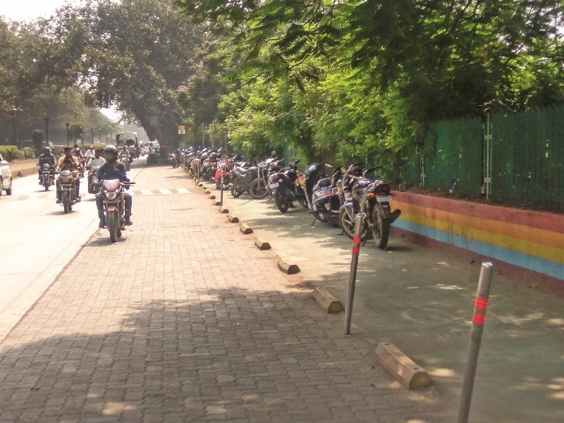 Worried about the cycle track of Solapur road; Pedestrians also suffer when walking through the footpath | सोलापूर रस्त्यावरील सायकल ट्रॅकची बिकट ‘वाट’; पदपथावरून चालताना पादचारीही त्रस्त 